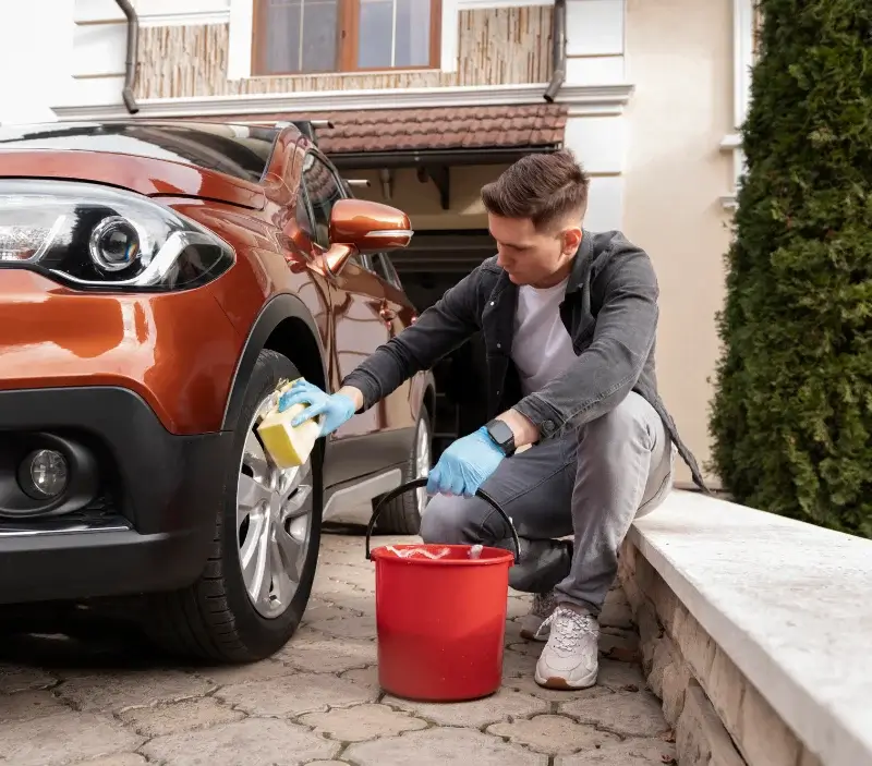 Lavage auto à domicile Le Plan-de-la-Tour : professionnel intervenant sur un véhicule